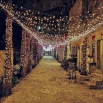 Calle con luces en Val'Quirico